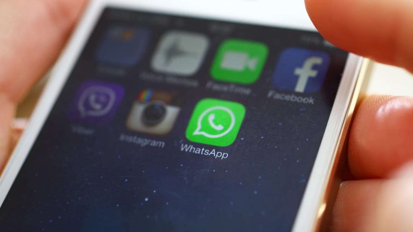 WhatsApp auf einem iPhone: iOS-Nutzer können sich demnächst über ein neues Video-Feature freuen.