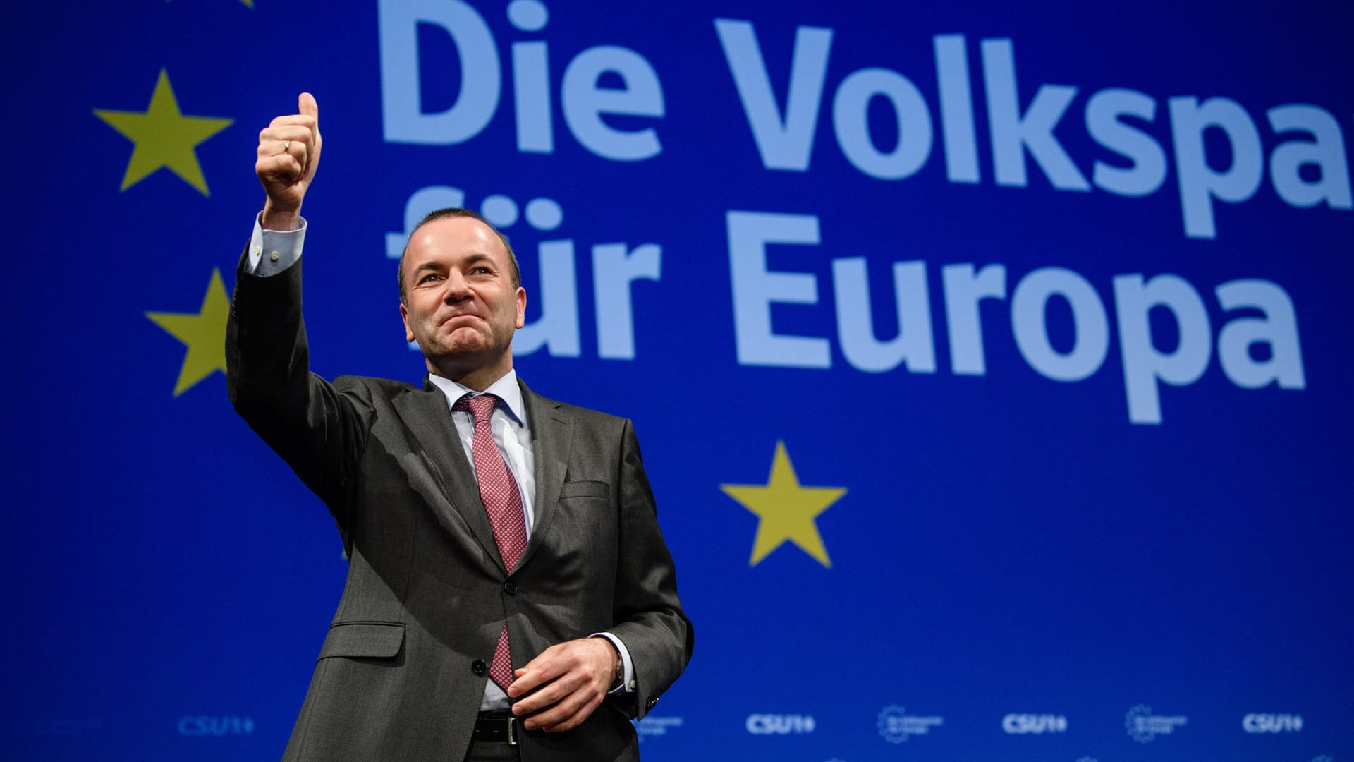 Manfred Weber freut sich über das Wahlergebnis: Der Europapolitiker bedankt sich für seine Wahl zum Spitzenkandidaten auf der Delegiertenversammlung zur Aufstellung der CSU-Liste.