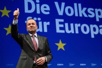 Manfred Weber freut sich über das Wahlergebnis: Der Europapolitiker bedankt sich für seine Wahl zum Spitzenkandidaten auf der Delegiertenversammlung zur Aufstellung der CSU-Liste.