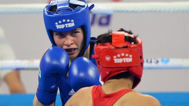 Gabriele Wahner (blau) besiegt bei der WM in der 57kg-Kategorie die Inderin Sonia. Gabriele Wahner (blau) besiegt bei der WM in der 57kg-Kategorie die Inderin Sonia.