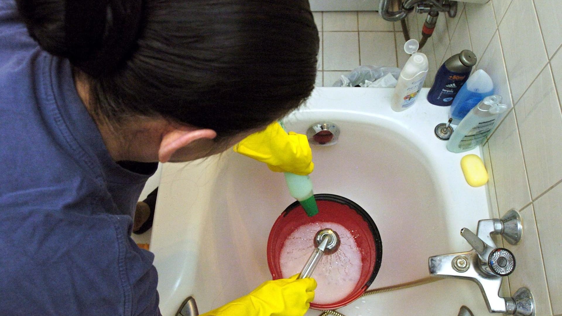 Eine Reinigungskraft bei der Arbeit: Die Minijob-Zentrale fordert eine Erhöhung der Lohngrenze für geringfügige Beschäftigungsverhältnisse. Eine Reinigungskraft bei der Arbeit: Die Minijob-Zentrale fordert eine Erhöhung der Lohngrenze für geringfügige Beschäftigungsverhältnisse.