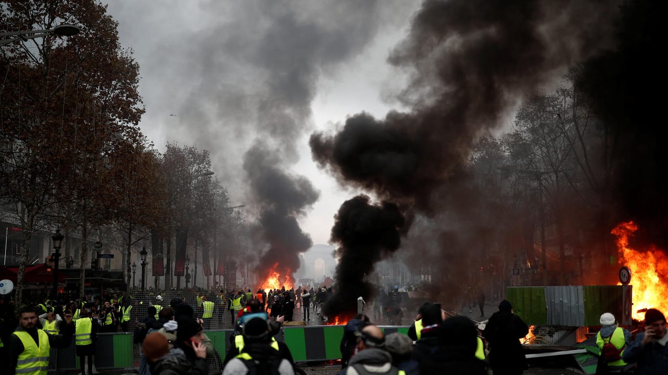 Rauchwolken vor dem Triumphbogen: An der Demonstration im Herzen von Paris nahmen rund 5000 Menschen teil.