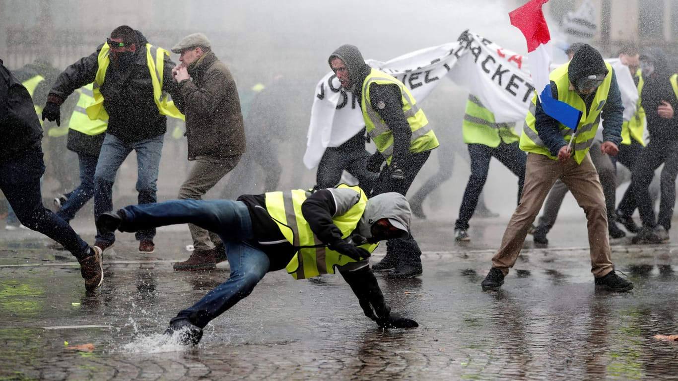 Wasserwerfereinsatz auf den Champs-Elysées: Demonstranten versuchten Polizeisperren zu durchbrechen.
