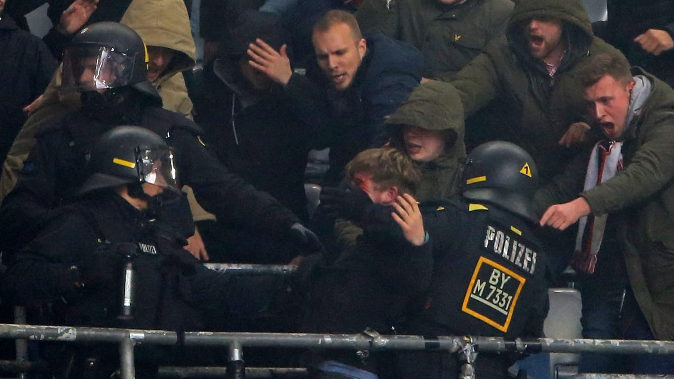 Auseinandersetzung in München: Die Polizei geht gegen Düsseldorf-Fans vor, die einen Ordner umgerannt hatten.
