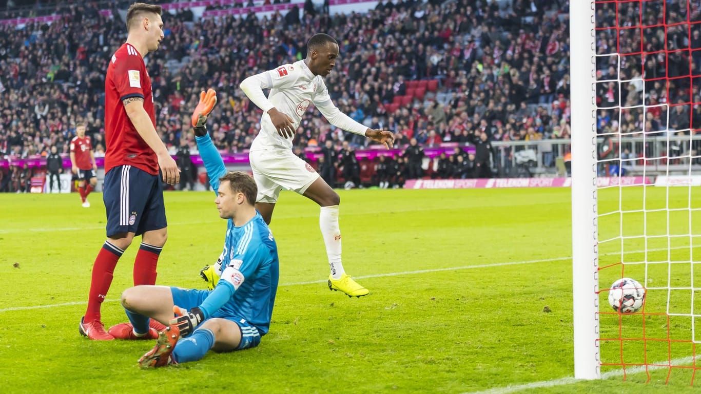 Düsseldorfs Lukebakio (r.) trifft gegen die Bayern-Abwehr.