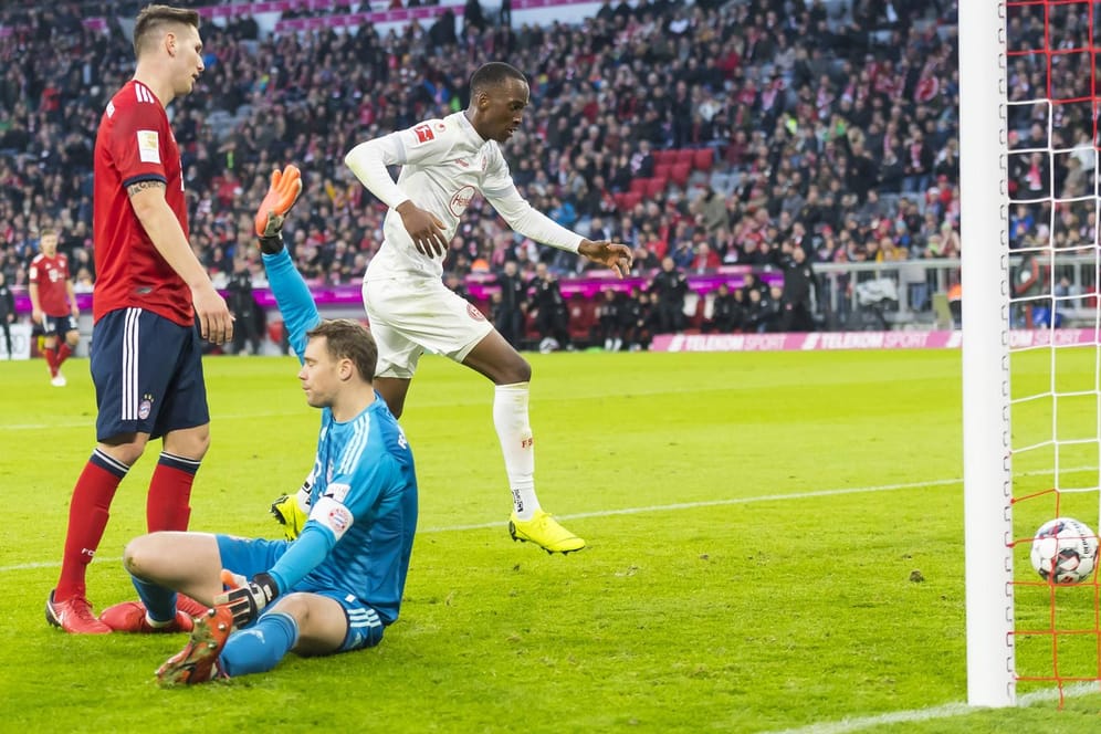 Düsseldorfs Lukebakio (r.) trifft gegen die Bayern-Abwehr.
