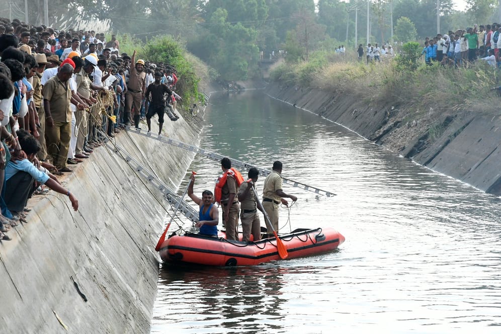 Rettungskräfte im Einsatz: In Indien stürzte ein Bus in einen Bewässerungskanal. Dabei kamen mindestens 30 Menschen ums Leben.