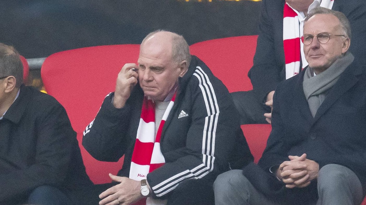 Unzufrieden: Bayern-Präsident Uli Hoeneß (M.) verfolgte die Partie gegen Düsseldorf auf der Tribüne neben Vorstandsboss Karl-Heinz Rummenigge (r.).