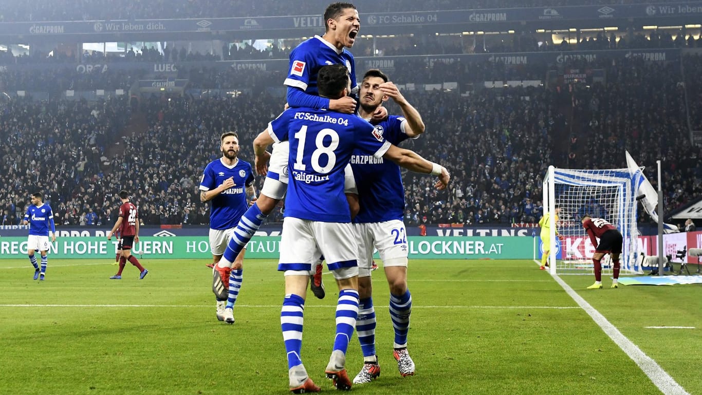 Pure Freude: Die Schalker feiern Steven Skrzybskis (r.) Tor zum zwischenzeitlichen 4:2 gegen Nürnberg.