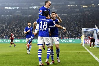 Pure Freude: Die Schalker feiern Steven Skrzybskis (r.) Tor zum zwischenzeitlichen 4:2 gegen Nürnberg.