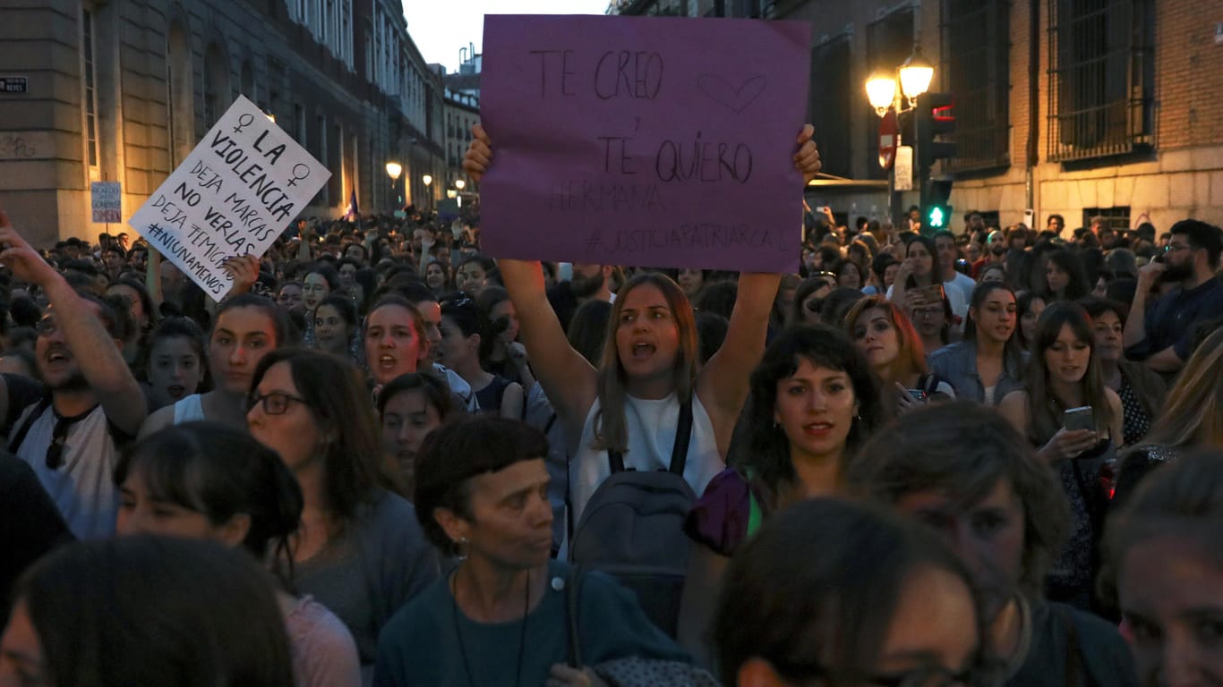 Demonstrantinnen vor dem Justizministerium in Madrid, nach einem umstrittenen Urteil: Amnesty International kritisiert die Gesetzeslage zu Vergewaltigung in vielen europäischen Staaten.