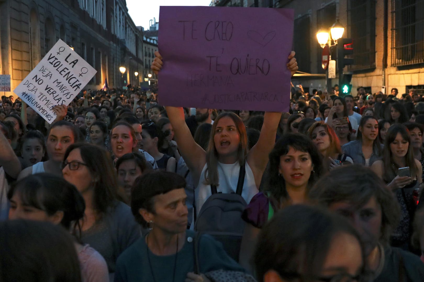 Demonstrantinnen vor dem Justizministerium in Madrid, nach einem umstrittenen Urteil: Amnesty International kritisiert die Gesetzeslage zu Vergewaltigung in vielen europäischen Staaten.