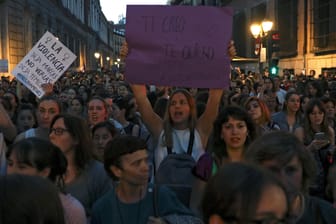 Demonstrantinnen vor dem Justizministerium in Madrid, nach einem umstrittenen Urteil: Amnesty International kritisiert die Gesetzeslage zu Vergewaltigung in vielen europäischen Staaten.