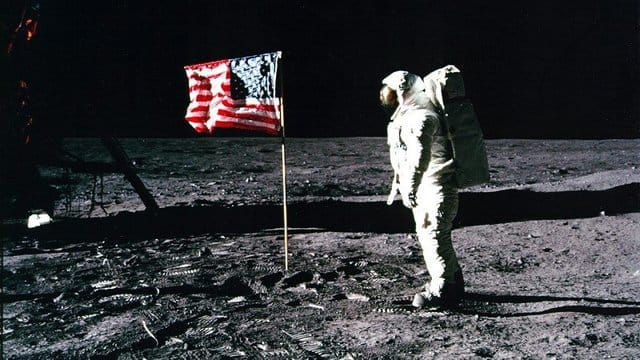 US-Astronaut Edwin "Buzz" Aldrin steht im Rahmen Apollo-11-Mission am 20. US-Astronaut Edwin "Buzz" Aldrin steht im Rahmen Apollo-11-Mission am 20.