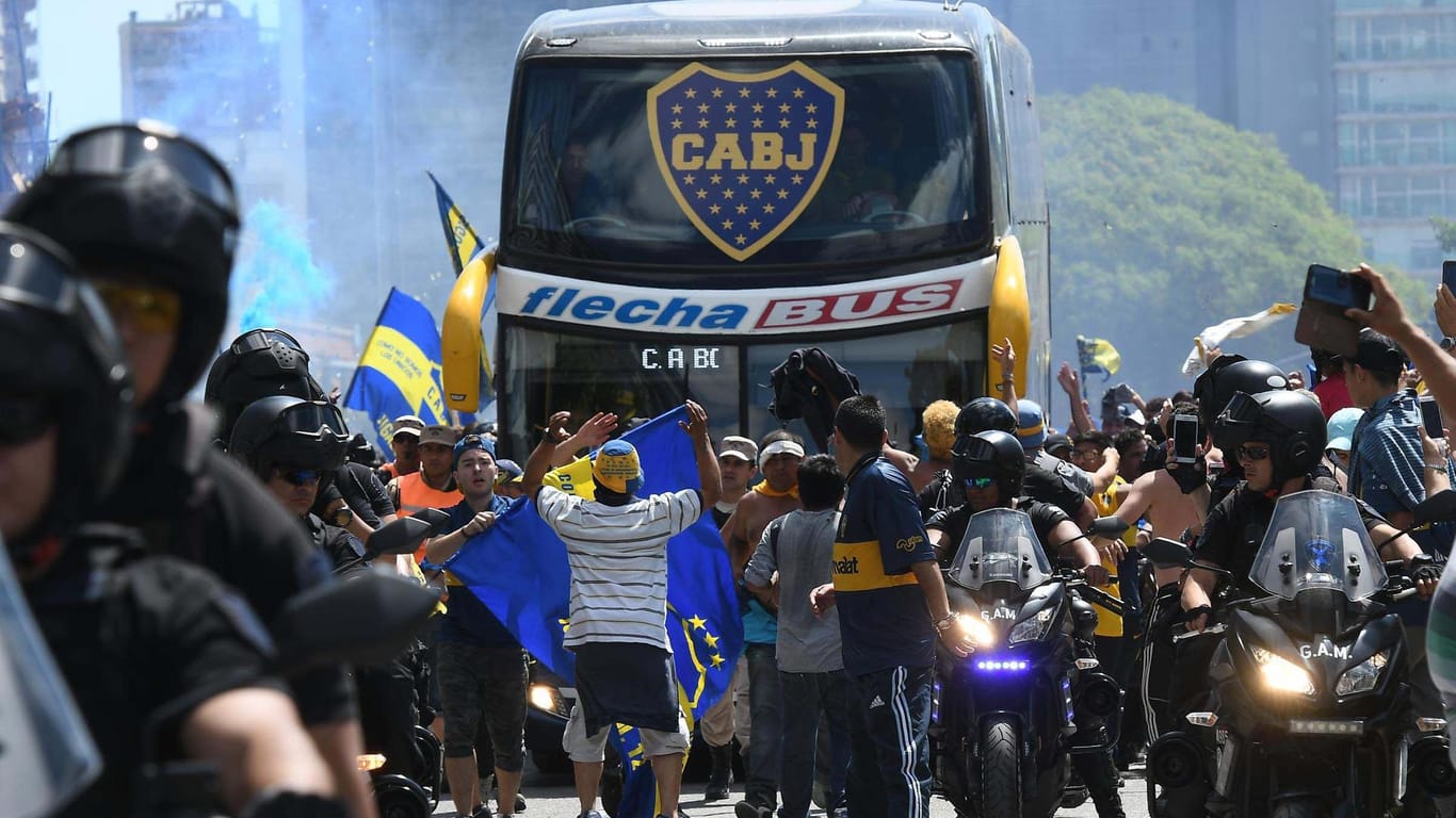 Der Bus der Boca Juniors wurde auf dem Weg zum Stadion von Fans des Stadtrivalen River Plate mit Steinen beworfen.