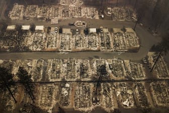 Die Luftaufnahme zeigt die verbrannten Überreste von Wohnhäusern in einem Wohnviertel der Stadt Paradise.