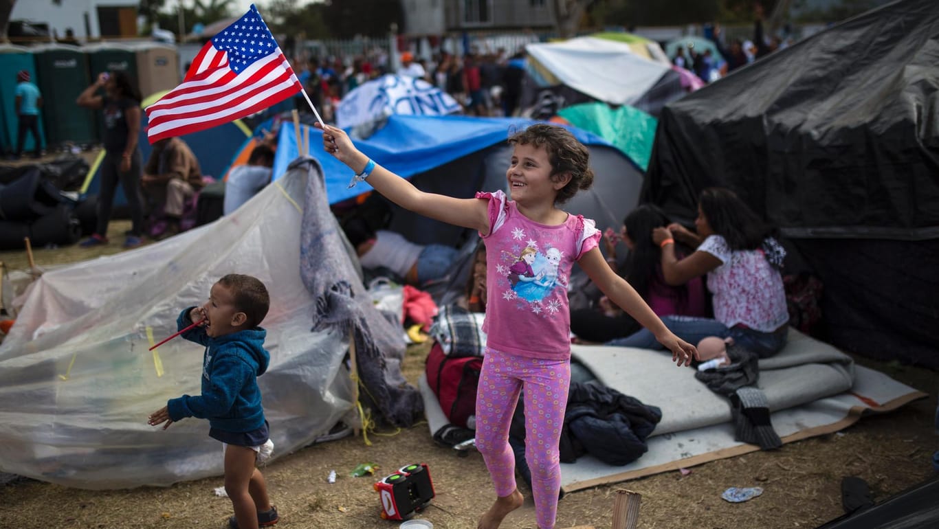 Kinder in einem Lager für Geflüchtete in Tijuana: Schätzungsweise 10.000 Menschen sind noch auf dem Weg in die mexikanische Grenzstadt.