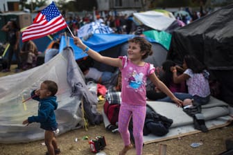 Kinder in einem Lager für Geflüchtete in Tijuana: Schätzungsweise 10.000 Menschen sind noch auf dem Weg in die mexikanische Grenzstadt.