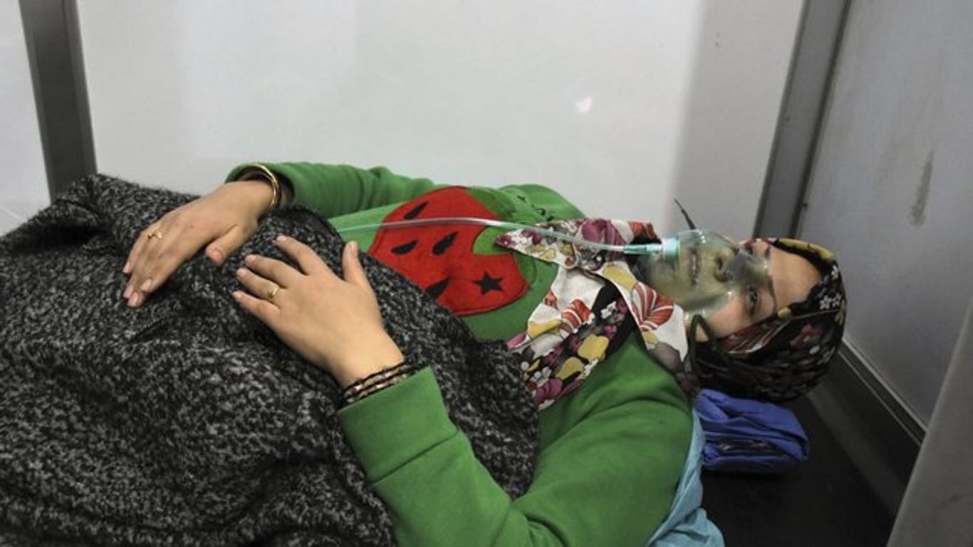 Dieses von der offiziellen syrischen Nachrichtenagentur SANA zur Verfügung gestellte Foto zeigt eine Frau, die in Aleppo Sauerstoff durch ein Beatmungsgerät erhält.