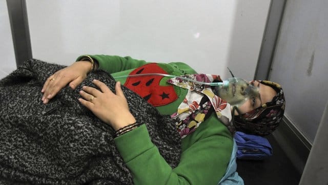 Dieses von der offiziellen syrischen Nachrichtenagentur SANA zur Verfügung gestellte Foto zeigt eine Frau, die in Aleppo Sauerstoff durch ein Beatmungsgerät erhält. Dieses von der offiziellen syrischen Nachrichtenagentur SANA zur Verfügung gestellte Foto zeigt eine Frau, die in Aleppo Sauerstoff durch ein Beatmungsgerät erhält.