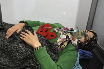 Dieses von der offiziellen syrischen Nachrichtenagentur SANA zur Verfügung gestellte Foto zeigt eine Frau, die in Aleppo Sauerstoff durch ein Beatmungsgerät erhält.