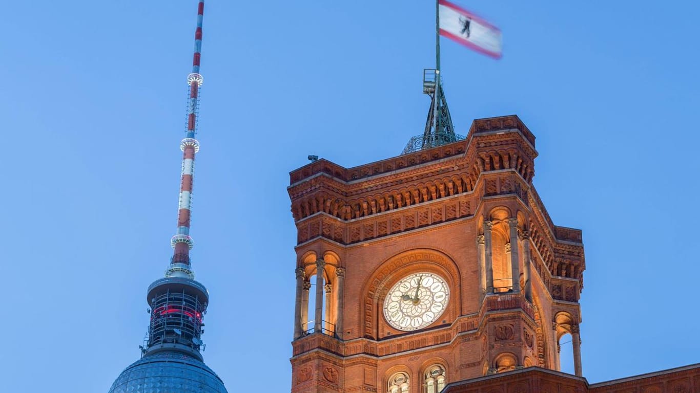 Rotes Rathaus und Fernsehturm in Berlin: Die Koalition aus SPD, Grünen und Linken hat sich auf den 8. März als Feiertag geeinigt.