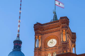 Rotes Rathaus und Fernsehturm in Berlin: Die Koalition aus SPD, Grünen und Linken hat sich auf den 8. März als Feiertag geeinigt.