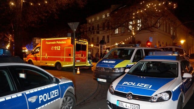 Polizisten sperren die Straßen um einen Weihnachtsmarkt in der Potsdamer Innenstadt ab. Polizisten sperren die Straßen um einen Weihnachtsmarkt in der Potsdamer Innenstadt ab.