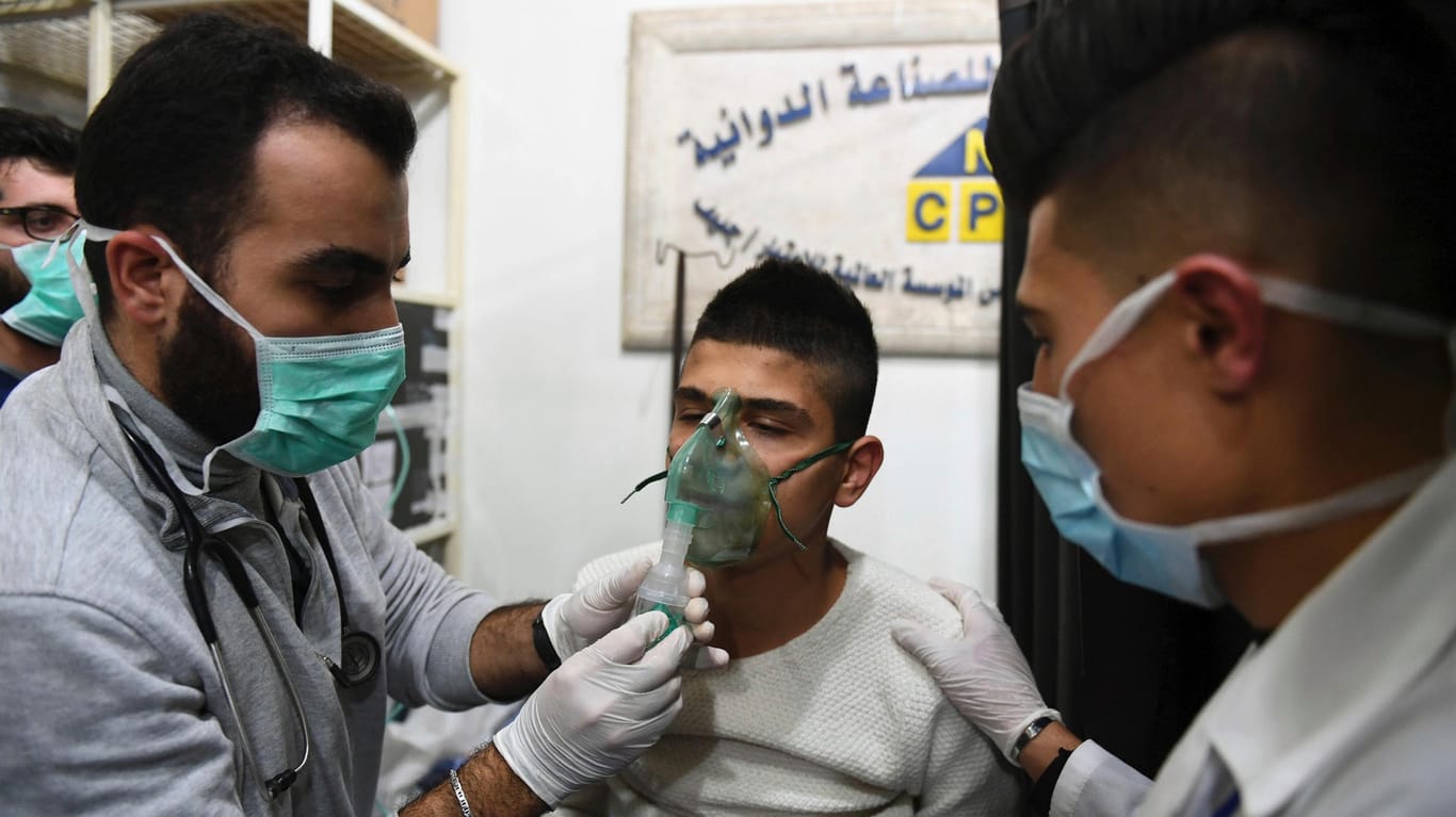 Versorgung eines Mannes mit Atemnotbeschwerden: Über 100 Menschen sind in Aleppo durch Giftgas verletzt worden.