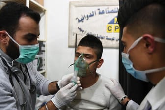 Versorgung eines Mannes mit Atemnotbeschwerden: Über 100 Menschen sind in Aleppo durch Giftgas verletzt worden.