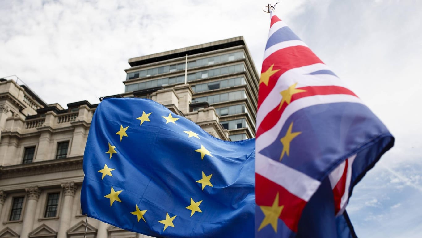 Flaggen der EU und Großbritanniens: Geht der Brexit-Deal durchs britische Parlament, werden die praktischen Konsequenzen des EU-Austritt frühestens Ende 2020 zu spüren sein. (Symbolfoto)