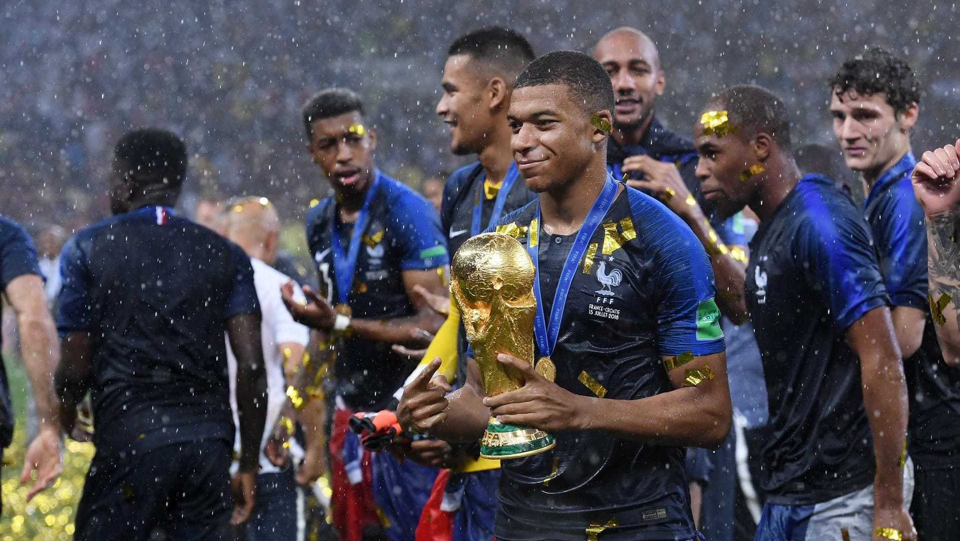 Kylian Mbappé mit dem WM Pokal.