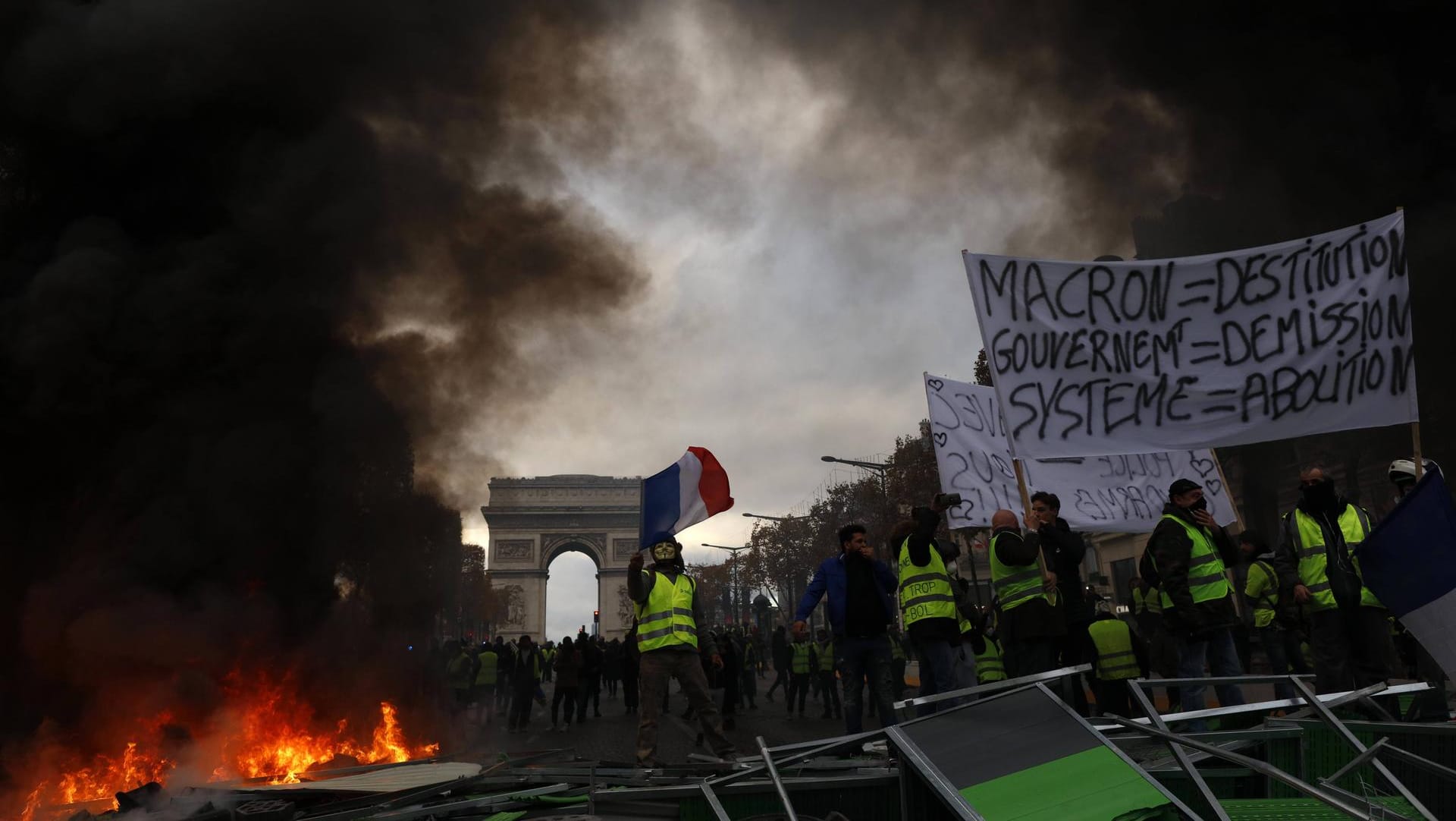 Dichter Rauch vor dem Arc de Triomphe: Am Samstag haben die "Gelbwesten" Paris auf Trab gehalten.