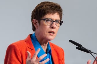 Annegret Kramp-Karrenbauer, CDU- Generalsekretärin, spricht bei der CDU-Regionalkonferenz.