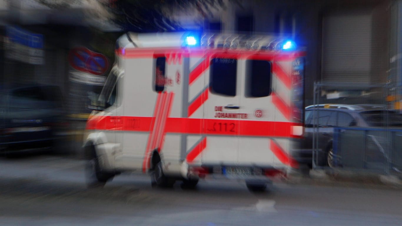 Rettungswagen bei Einsatzfahrt: Unbekannte haben einen Krankenwagen in Wiesbaden beschädigt. (Symbolbild)