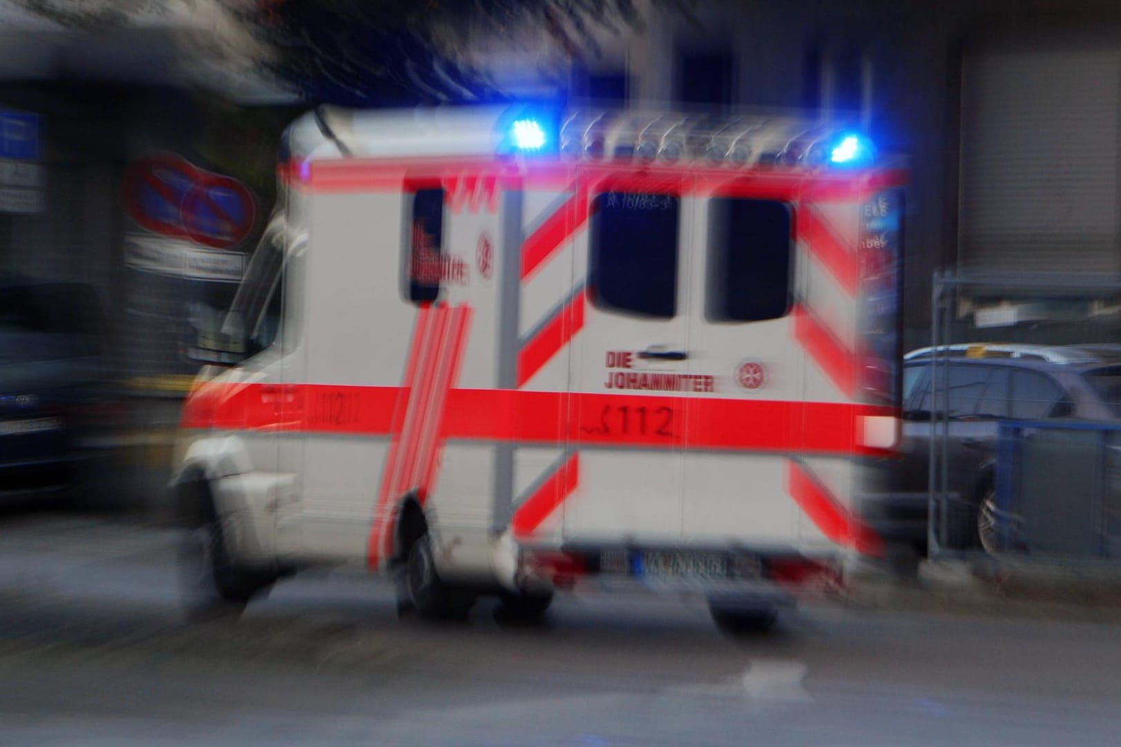 Rettungswagen bei Einsatzfahrt: Unbekannte haben einen Krankenwagen in Wiesbaden beschädigt. (Symbolbild)