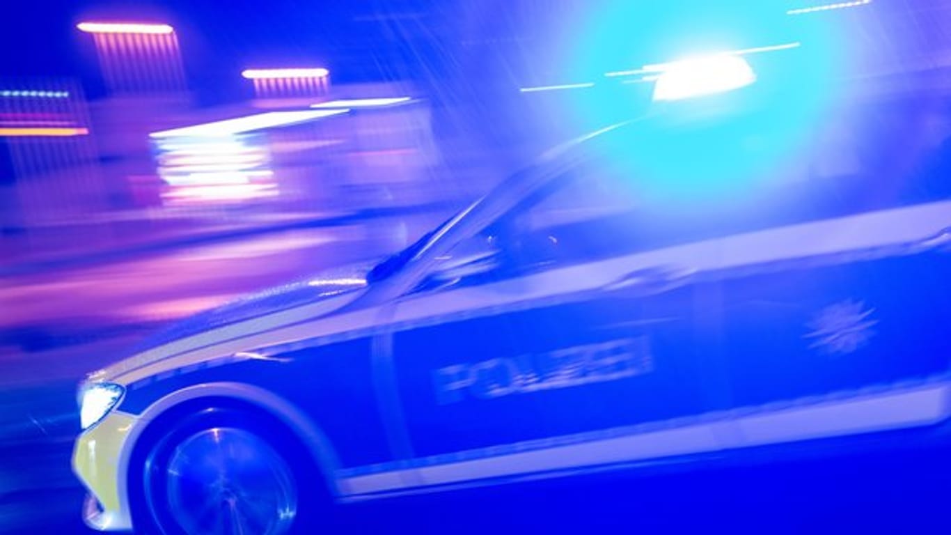 Die Polizei hat in Franken einen Autofahrer festgenommen, in dessen Kofferraum eine Leiche lag.