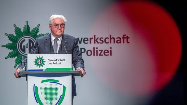 Bundespräsident Frank-Walter Steinmeier spricht beim Bundeskongress der Gewerkschaft der Polizei (GdP) in Berlin. Bundespräsident Frank-Walter Steinmeier spricht beim Bundeskongress der Gewerkschaft der Polizei (GdP) in Berlin.