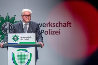Bundespräsident Frank-Walter Steinmeier spricht beim Bundeskongress der Gewerkschaft der Polizei (GdP) in Berlin.