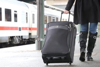 Frau mit Koffer auf Bahnsteig: Einfach den nächsten Zug nehmen und für ein paar Tage wegfahren geht für Arbeitslose nicht.