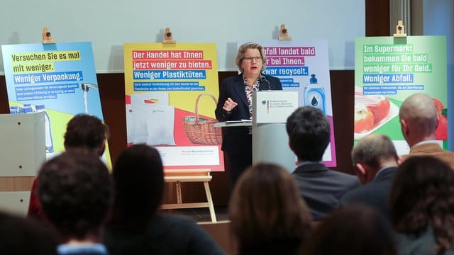Svenja Schulze stellt auf einer Pressekonferenz im Bundesumweltministerium ihren Fünf-Punkte-Plan für weniger Plastik und mehr Recycling vor. Svenja Schulze stellt auf einer Pressekonferenz im Bundesumweltministerium ihren Fünf-Punkte-Plan für weniger Plastik und mehr Recycling vor.