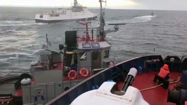 Dieses Bild zeigt den Vorfall zwischen der russischen Küstenwache und einem ukrainischen Marineboot. Dieses Bild zeigt den Vorfall zwischen der russischen Küstenwache und einem ukrainischen Marineboot.
