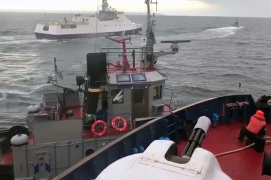 Dieses Bild zeigt den Vorfall zwischen der russischen Küstenwache und einem ukrainischen Marineboot.