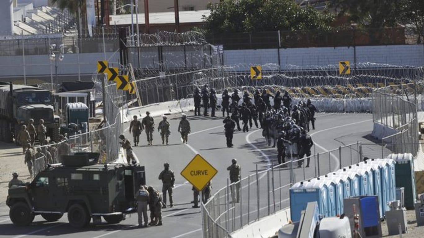 US-Soldaten und Mitarbeiter des US-Grenzschutzes schließen den Grenzposten von San Ysidro.