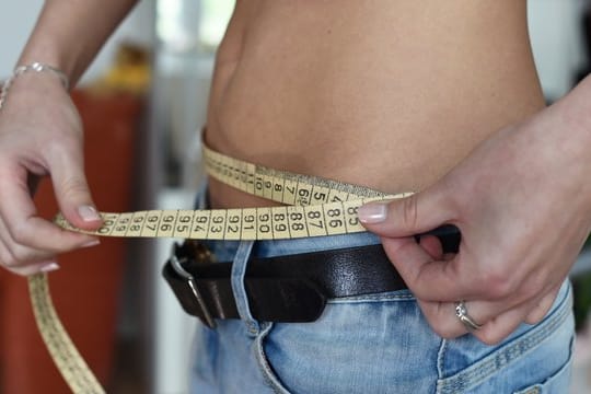 Intervallfasten hilft beim Abnehmen und wirkt sich positiv auf die Gesundheit aus.