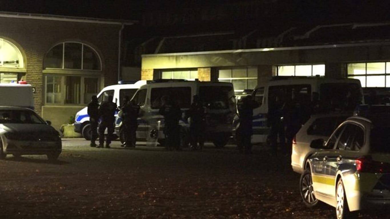 Polizeibeamte umstellen die Psychiatrie im nordrhein-westfälischen Bedburg-Hau.
