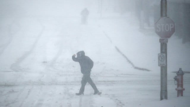 Aufgrund schweren Schneefalls wurden Straßen in Kansas City gesperrt. Aufgrund schweren Schneefalls wurden Straßen in Kansas City gesperrt.