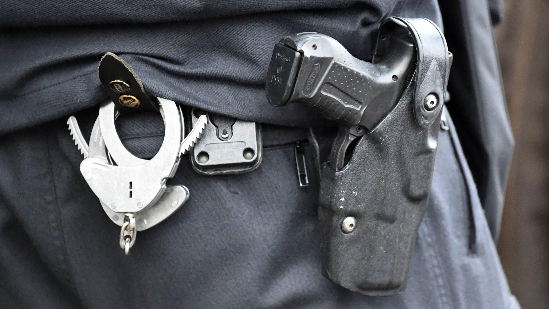 Polizist im Einsatz: Ein 21-Jähriger wollte vor der Polizei fliehen, da er eine Leiche im Kofferraum hatte. (Symbolbild) Polizist im Einsatz: Ein 21-Jähriger wollte vor der Polizei fliehen, da er eine Leiche im Kofferraum hatte. (Symbolbild)