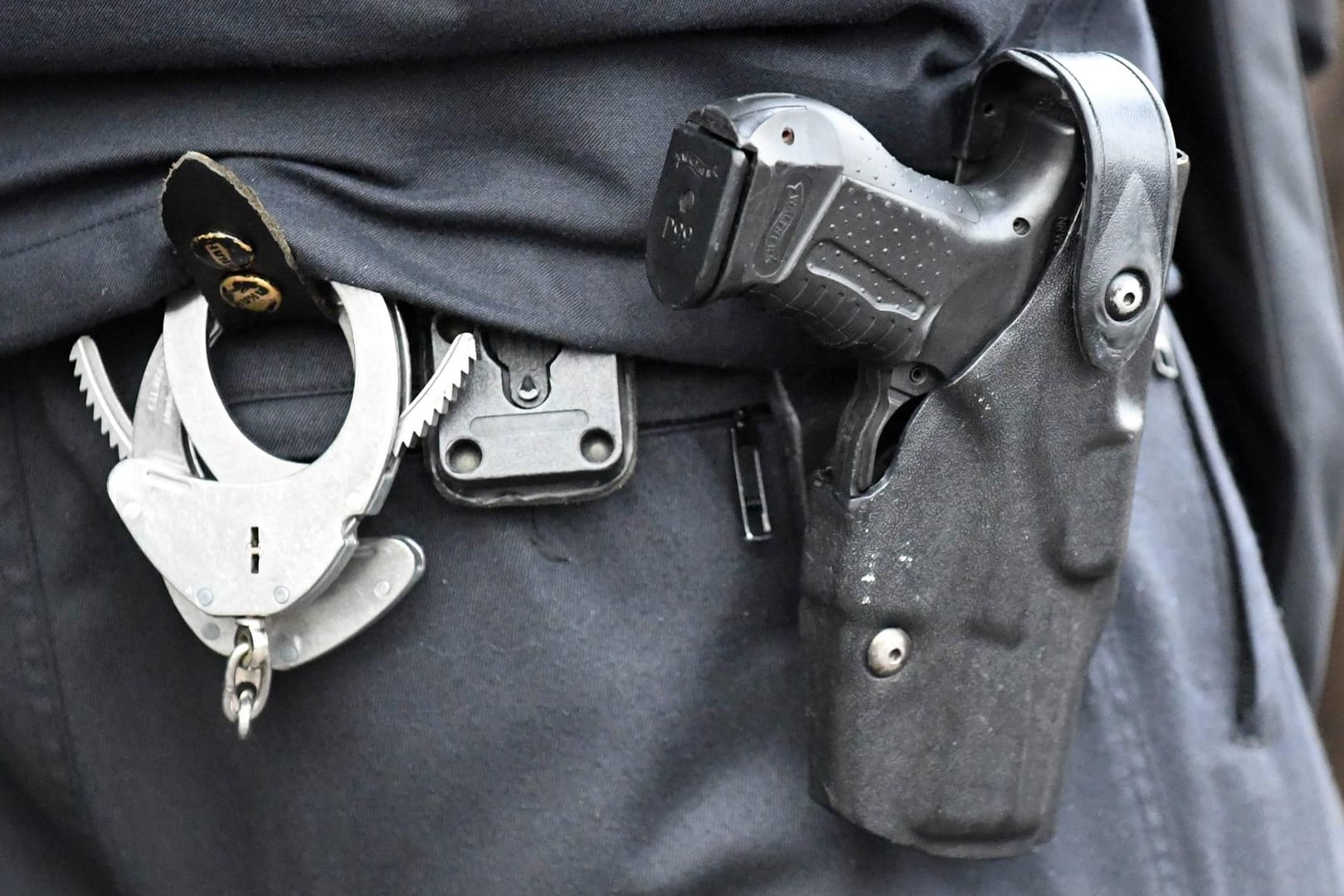 Polizist im Einsatz: Ein 21-Jähriger wollte vor der Polizei fliehen, da er eine Leiche im Kofferraum hatte. (Symbolbild)