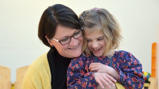 Frieda und ihre Mutter Yvonne im Spielraum der Klinik für Kinder- und Jugendmedizin im Klinikum Fulda: Das Mädchen wurde als Europas jüngstes Frühchen nach etwas mehr als 21 Wochen geboren.